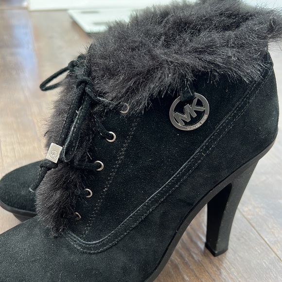 Michael Kors Carlie Faux Fur Lace Up Suede - Picture 4 of 7